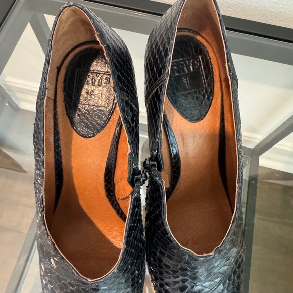 FRYE Ava Pump Snakeskin Black Ankle Boots w/side zip Size 10 - Picture 4 of 16